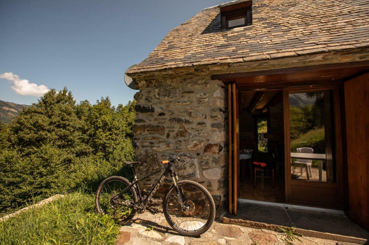 Chalets de Las Costes: Rustic Forest Retreat near Loudenvielle Ski Slopes Exterior photo