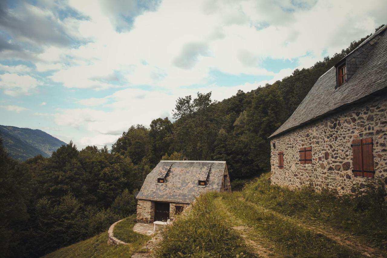 Chalets de Las Costes: Rustic Forest Retreat near Loudenvielle Ski Slopes Exterior photo
