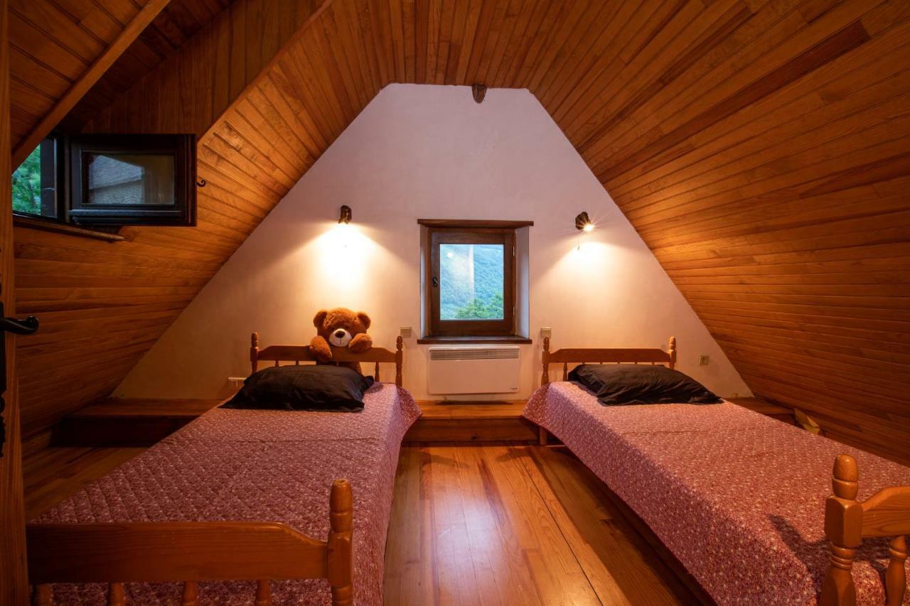 Chalets de Las Costes: Rustic Forest Retreat near Loudenvielle Ski Slopes Exterior photo