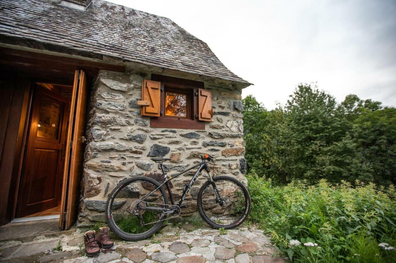 Chalets de Las Costes: Rustic Forest Retreat near Loudenvielle Ski Slopes Exterior photo